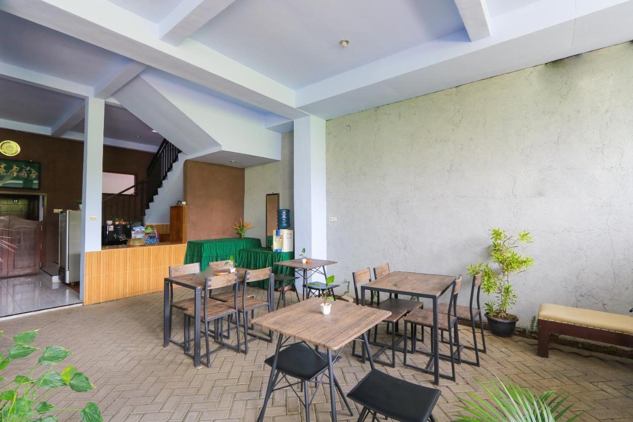 Oyo 2453 Artha Graha Vip Hotel Banyuwangi  Exterior photo
