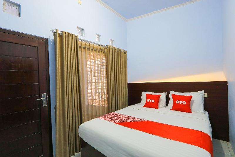Oyo 2453 Artha Graha Vip Hotel Banyuwangi  Exterior photo