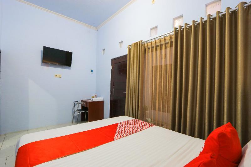 Oyo 2453 Artha Graha Vip Hotel Banyuwangi  Exterior photo